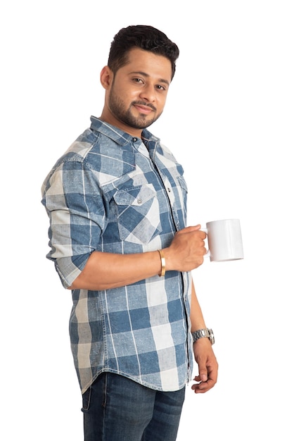 Bel homme souriant avec une tasse de café ou de thé isolé sur fond blanc