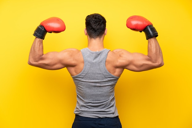 Bel homme sport sur fond isolé avec des gants de boxe