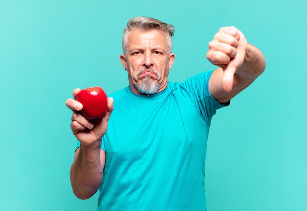 Bel homme supérieur avec une pomme