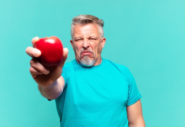 Bel homme supérieur avec une pomme