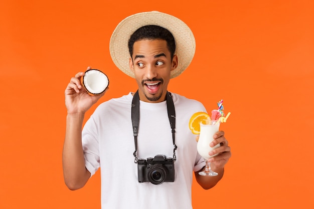 Bel homme avec un T-shirt blanc prêt à voyager