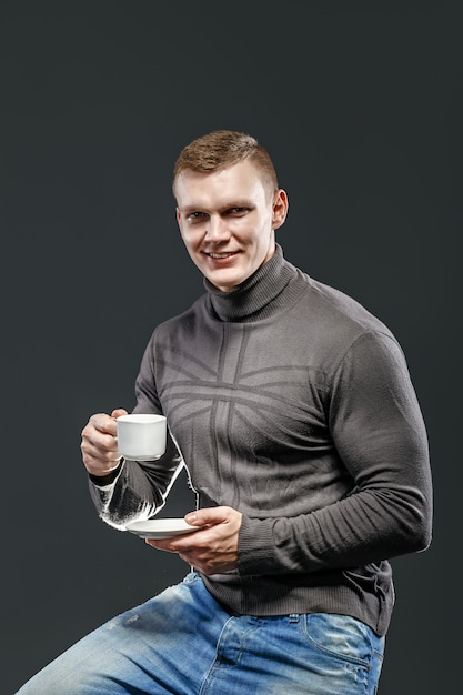 Bel homme avec une tasse