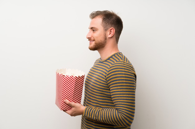 Bel homme tenant un bol de pop-corn