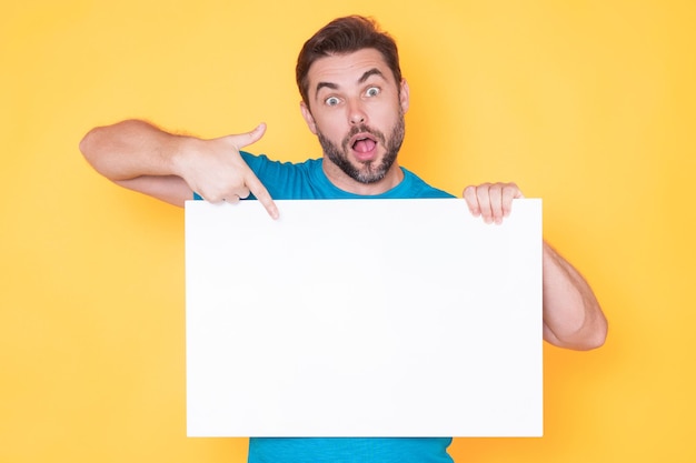 Bel homme tenant un tableau vide et pointant le doigt sur un gars à bord montrant un tableau blanc avec fond