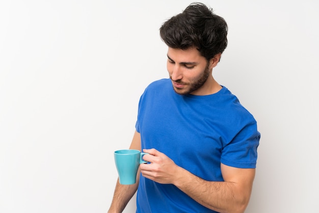 Bel homme tenant une tasse de café