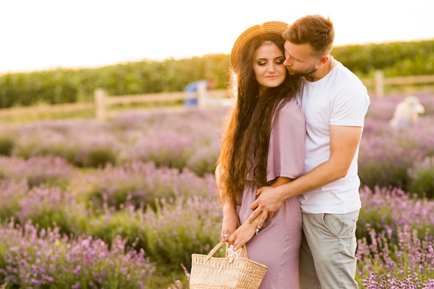 Bel homme tenir la main d'une belle femme profiter de moments ensemble en rencontrant le coucher du soleil