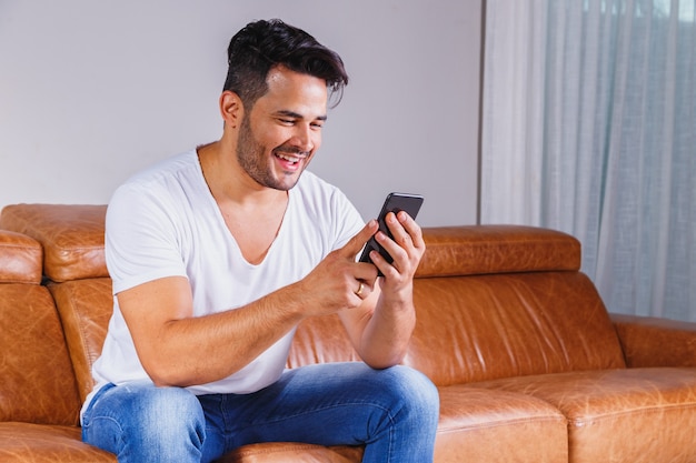 Bel homme avec textos de téléphone portable