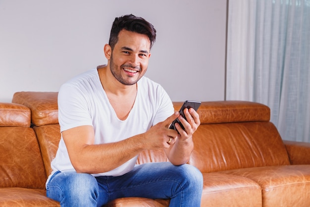 Bel homme avec textos de téléphone portable