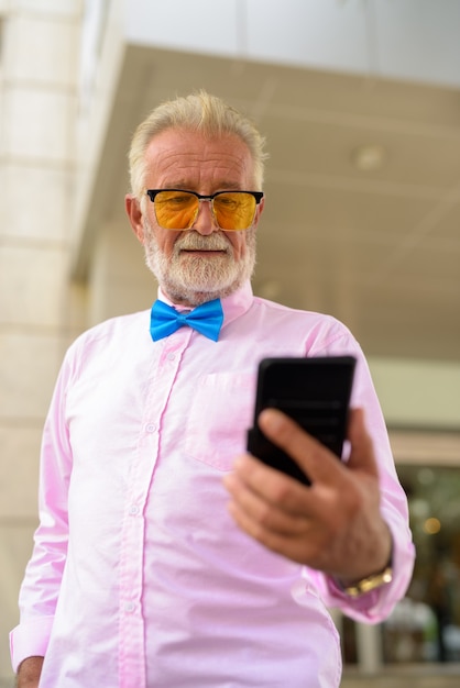 Bel homme de tourisme senior à la découverte de la ville de Bangkok, Thailandia