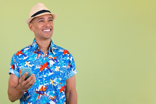 Bel homme de touriste multiethnique contre un mur de couleur