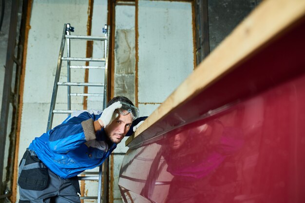 Bel homme travaillant avec des bateaux