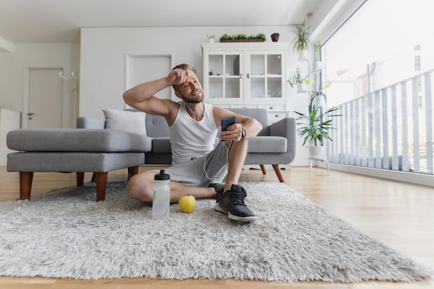 Bel homme travaillant à la maison