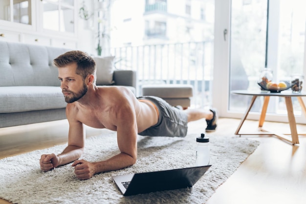 Bel homme travaillant à la maison