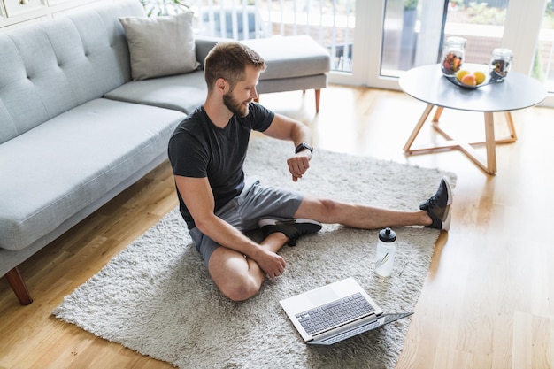 Bel homme travaillant à la maison