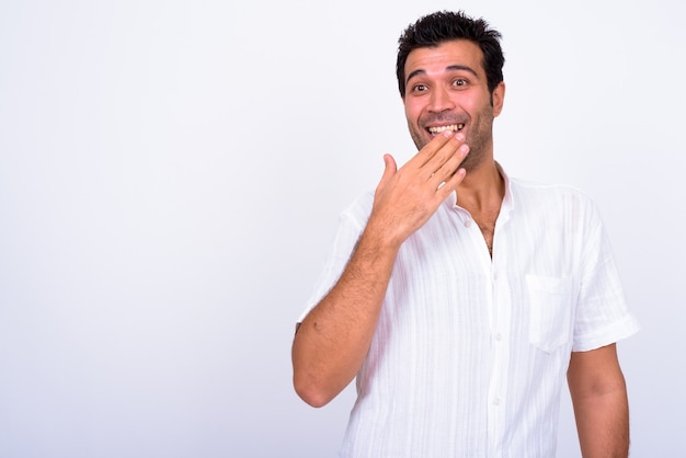 Bel homme turc contre le mur blanc