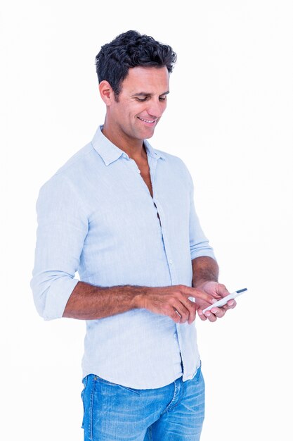 Bel homme en utilisant son smartphone