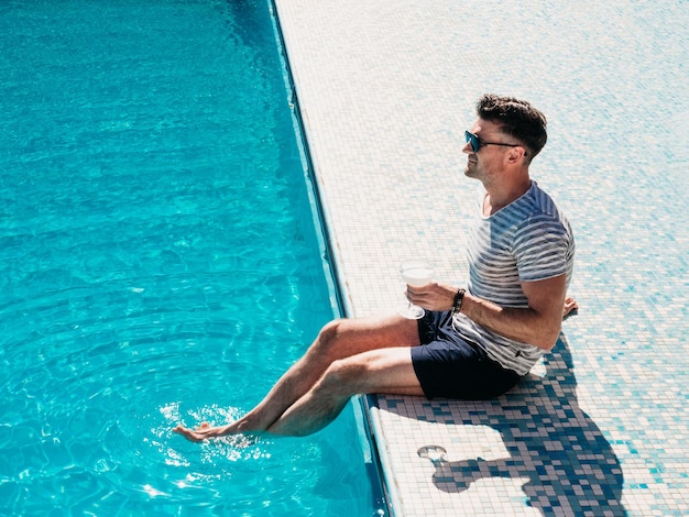 Bel homme avec un verre de boisson