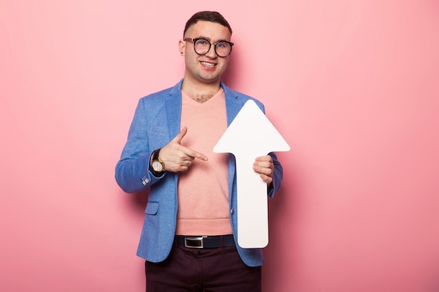 Bel homme en veste lumineuse avec pointeur de parole