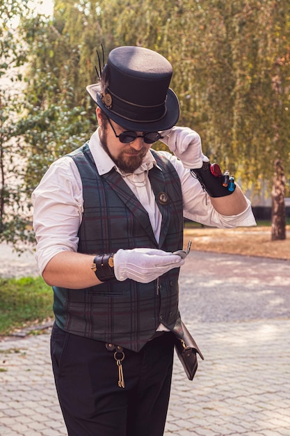 Bel homme en vêtements steampunk