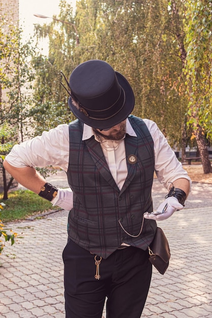 Bel homme en vêtements steampunk