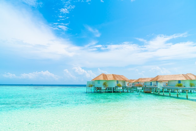 Bel hôtel tropical de villégiature aux Maldives et île avec plage et mer