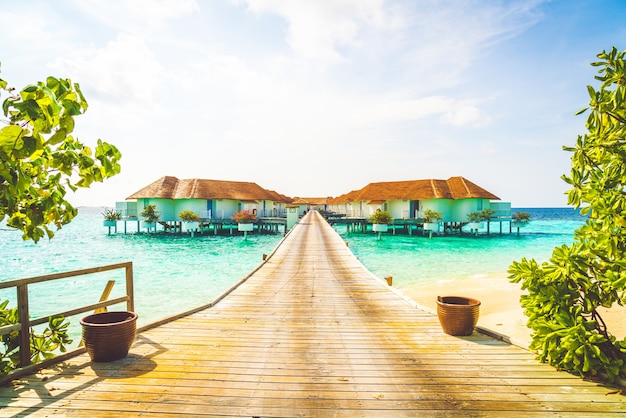 Photo bel hôtel de villégiature tropical aux maldives et île avec plage et mer