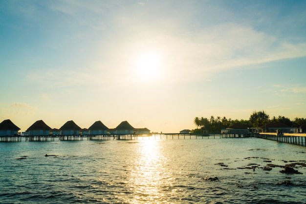 Bel hôtel de villégiature tropical aux Maldives et île avec plage et mer