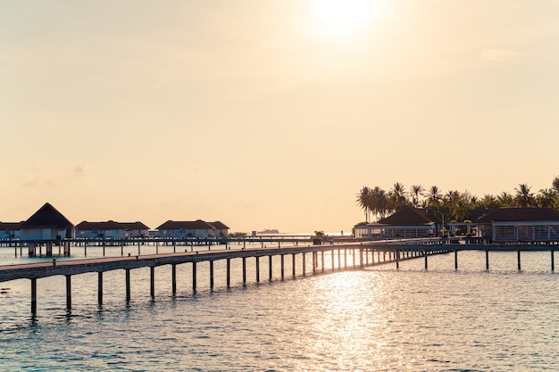 Bel hôtel de villégiature tropical aux Maldives et île avec plage et mer