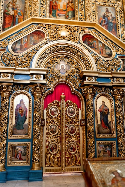 Bel intérieur en bois d'une église orthodoxe