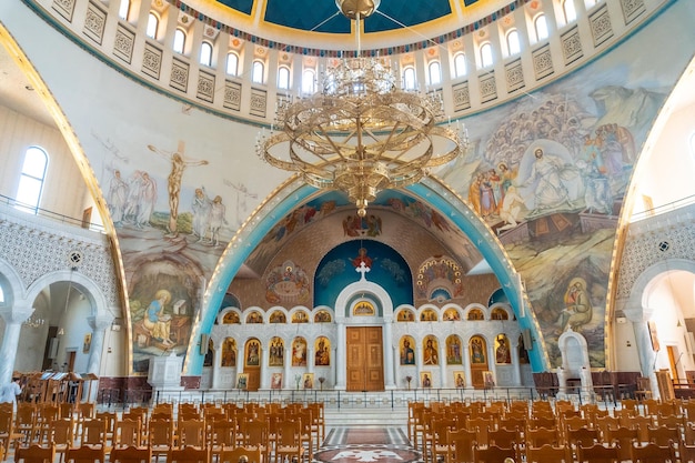 Photo bel intérieur de la cathédrale orthodoxe de la résurrection du christ près de la place skanderbeg à tirana albanie