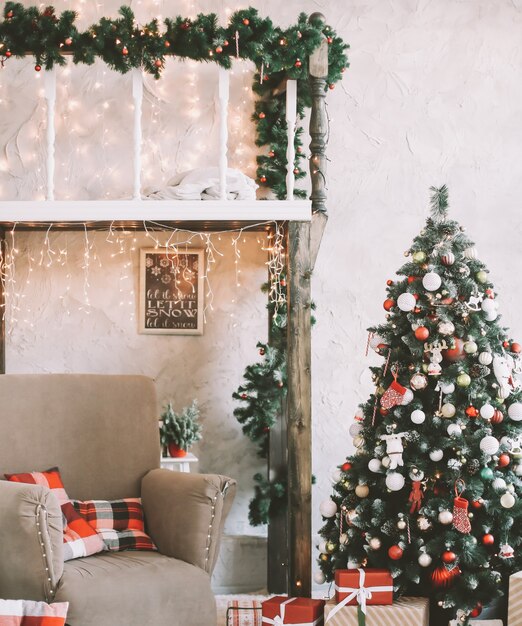 Bel intérieur de maison classique festif décoré pour Noël et le nouvel an