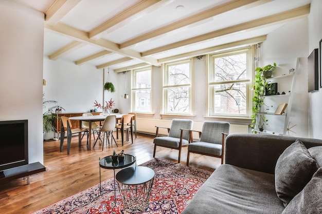 Bel intérieur de salon avec planchers de bois franc