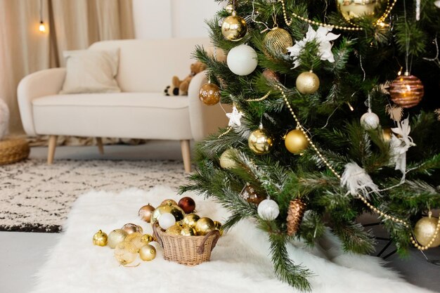 Bel intérieur de salon avec sapin de Noël décoré