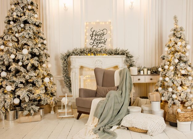 Bel intérieur de salon avec sapin de Noël décoré