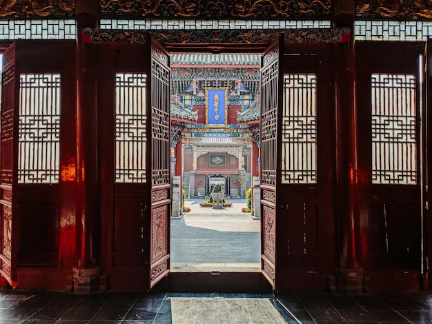 Bel intérieur d'un vieux temple chinois