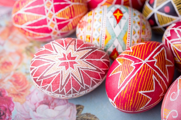 Bel oeuf de Pâques Pysanka fait à la main - traditionnel ukrainien