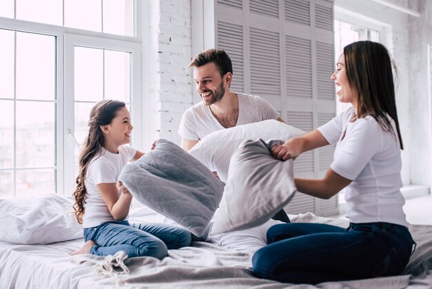 Le bel oreiller familial qui se bat sur le lit