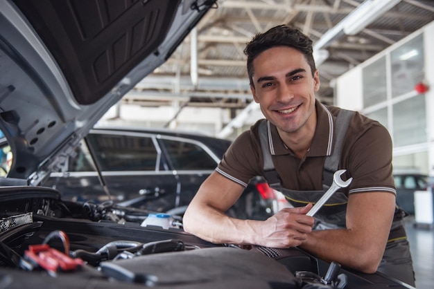 Un bel ouvrier de l'atelier automobile.