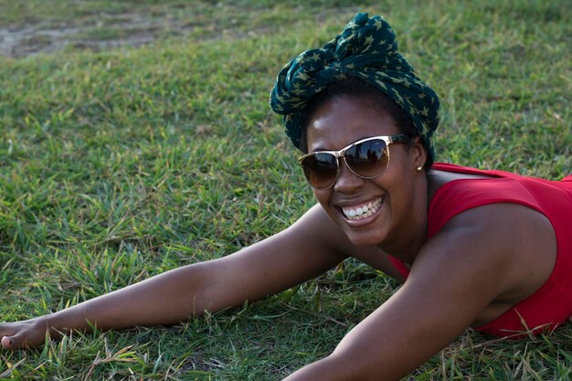 Photo bela modelo em um vestido blanc sorrindo e vieux para a camera ao fundo arvores plantas flores eo rio na paisagem salvador bahia brasil