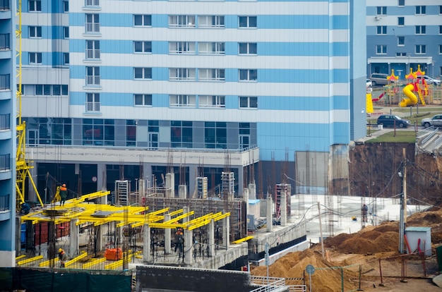 Photo bélarus minsk. les entreprises de construction de la ville ont commencé la construction d'un bâtiment à plusieurs étages