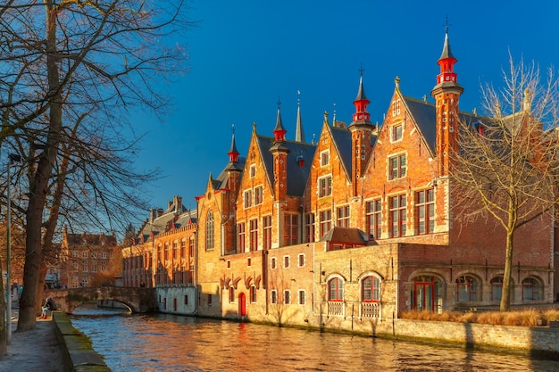 Belfort et le canal vert à Bruges, Belgique