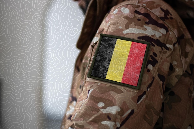 Belgique Soldat Soldat avec drapeau Belgique Belgique drapeau sur un uniforme militaire Vêtements de camouflage