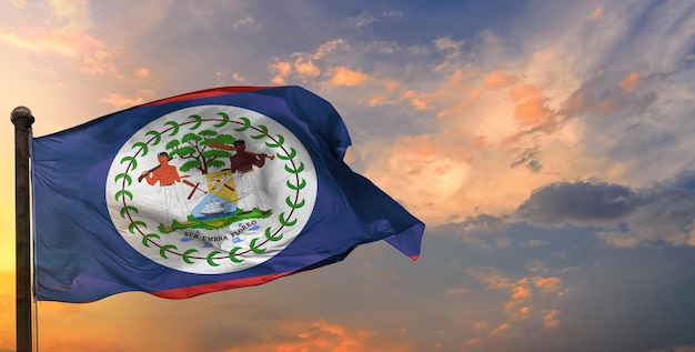 Le belize agitant le drapeau et le fond de ciel.