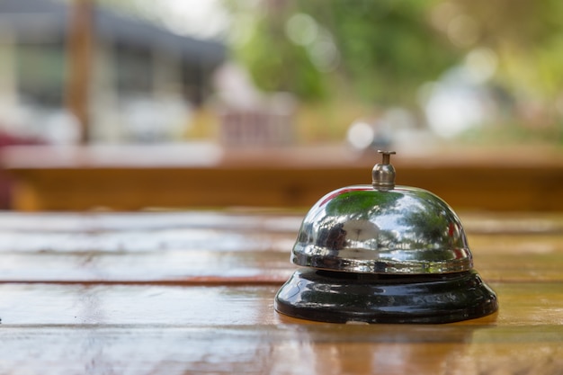 Bell sur la table en bois au restaurant avec fond de nature