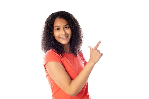 Belle adolescente africaine aux cheveux afro isolé sur fond blanc