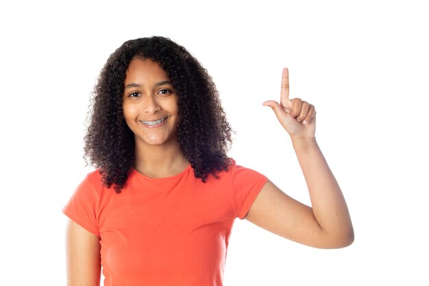 Belle adolescente africaine aux cheveux afro isolé sur fond blanc