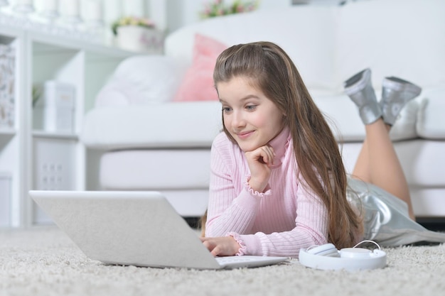 Belle adolescente à l'aide d'un ordinateur portable