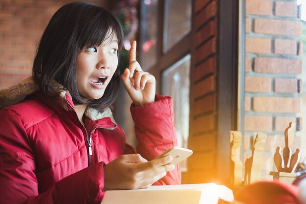 belle adolescente asiatique à l&#39;aide de smartphone