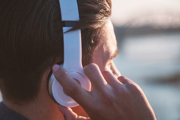 Belle adolescente asiatique écoute de la musique, des écouteurs et gros plan de la main