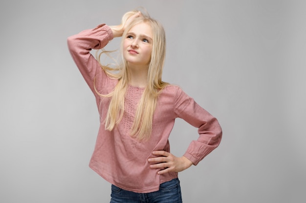 Belle Adolescente Aux Cheveux Longs Blancs. Un Adolescent Se Tient Et Tient Ses Cheveux Avec Sa Main